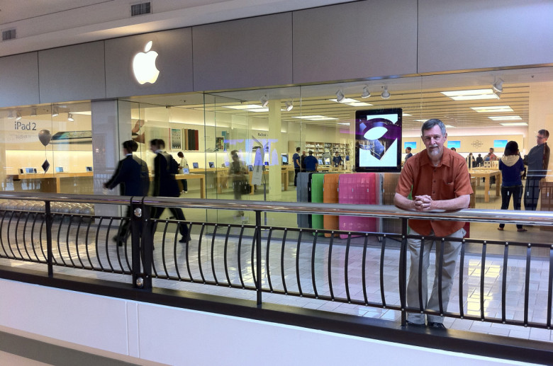Gary Allen Apple Store